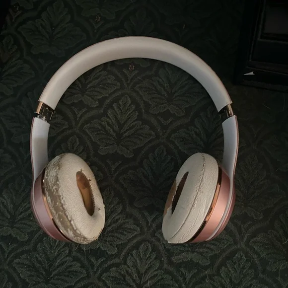 Beats Solo3 Wireless On-Ear Headphones - Rose Gold - Picture 6 of 10